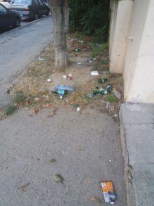 Deşeuri pe un trotuar la o stradă principală în Constanţa